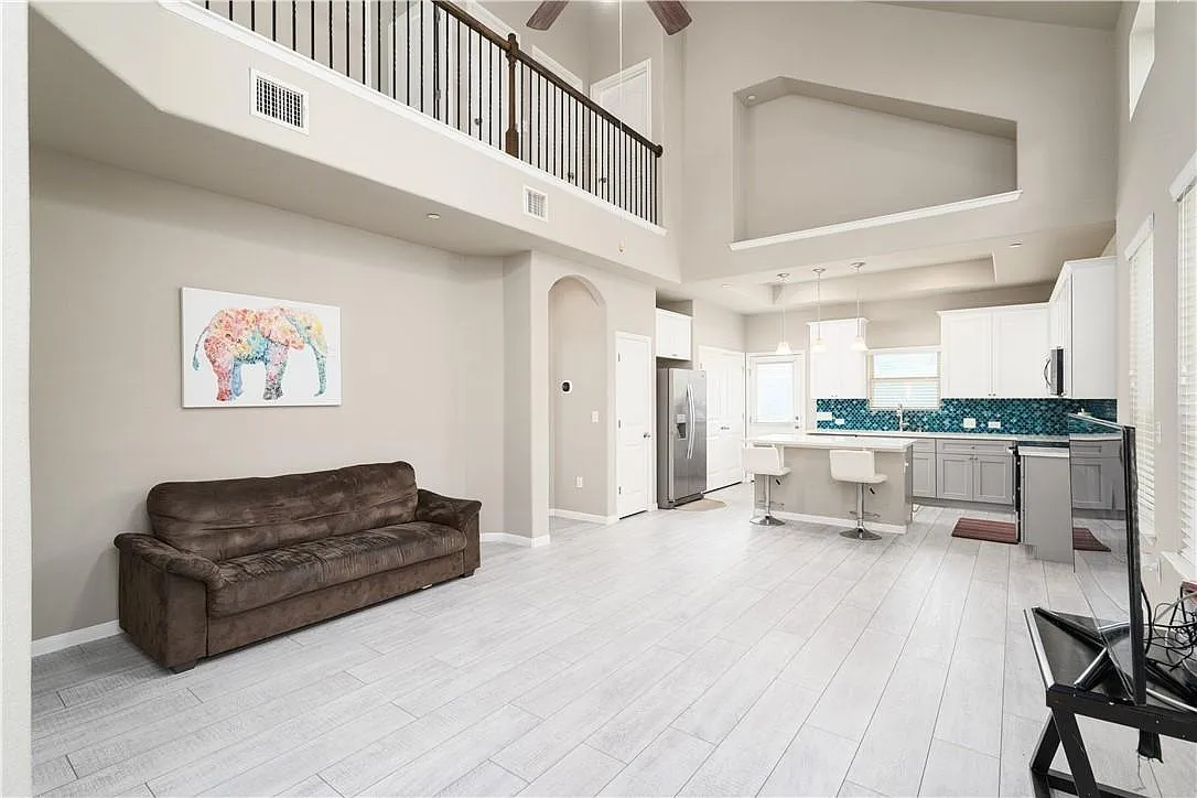 Living - 3240 E Whitestone Blvd