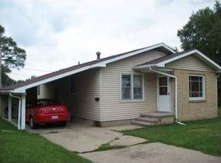 925 8th St, Lincoln, IL 62656