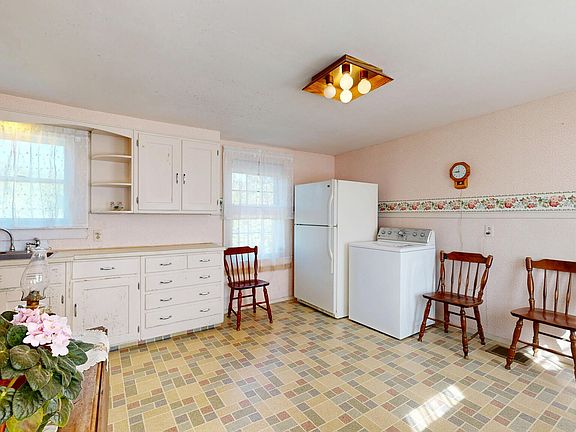 4th image of 884 River Road