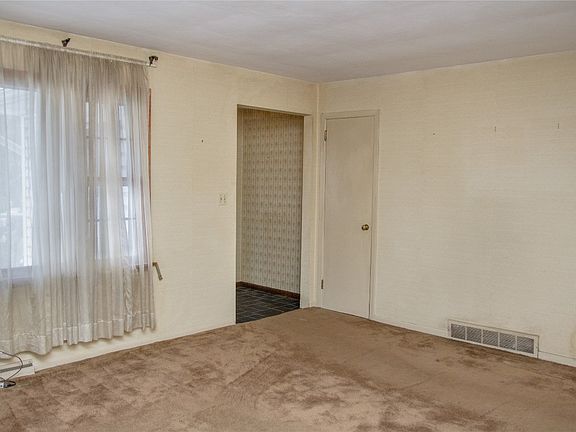 5th image of 15 Laine Ct