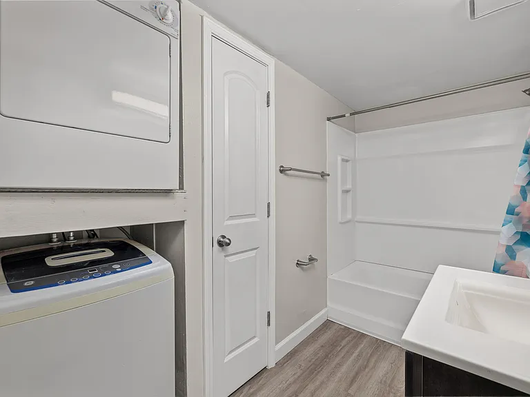Pebble Point Apartments | 2 Bedroom Garden Remodel | Bathroom Interior & Laundry Pebble Point Apartments | 2 Bedroom Garden Remodel | Bathroom Interior & Laundry
