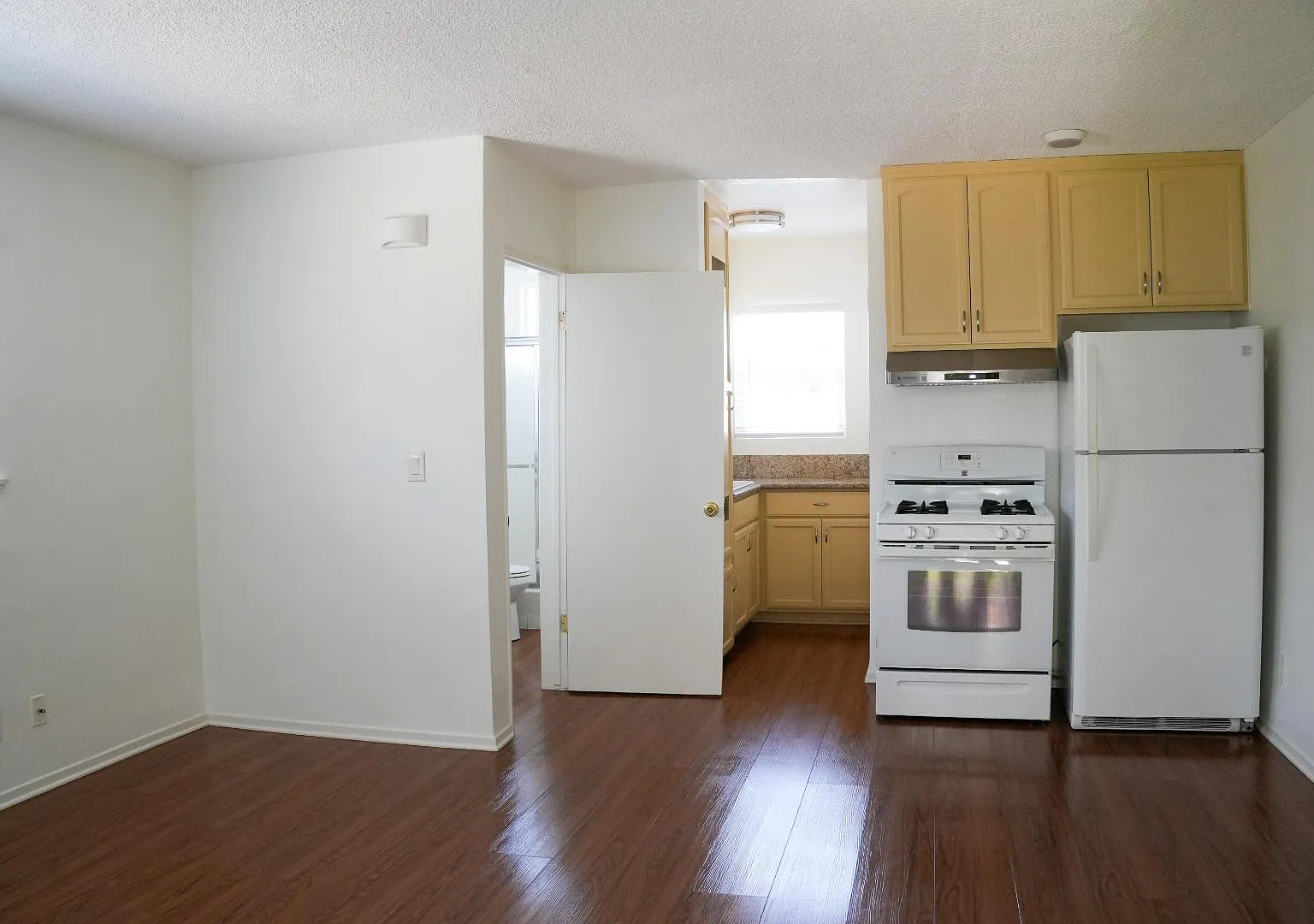 2707 Pomeroy Ave - Unit 5 — Photo 1