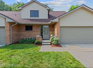 3980 Old Creek Rd, Troy, MI 48084