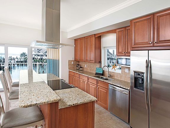 4th image of 1111 Edgewater Ave