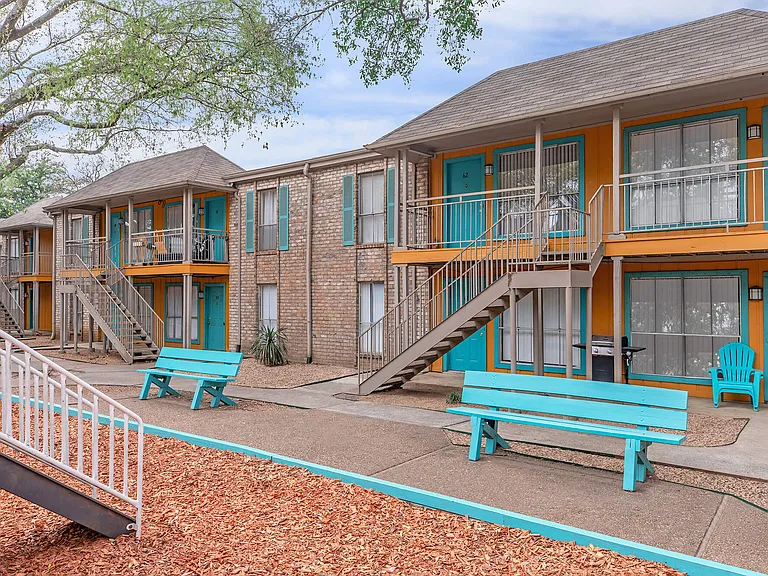 Inglewood Village Apartments — Photo 8