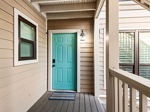 3rd image of 813 Harbour Point Dr #813