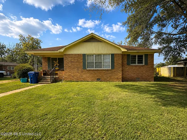 103 Park St, Batesville, MS 38606