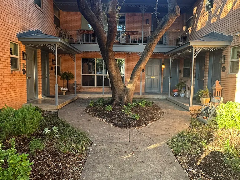 6159 Bandera Ave — Photo 1