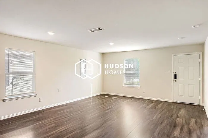 3 bed, 2.0 bath, 1090 sqft, $1,349 — Photo 3