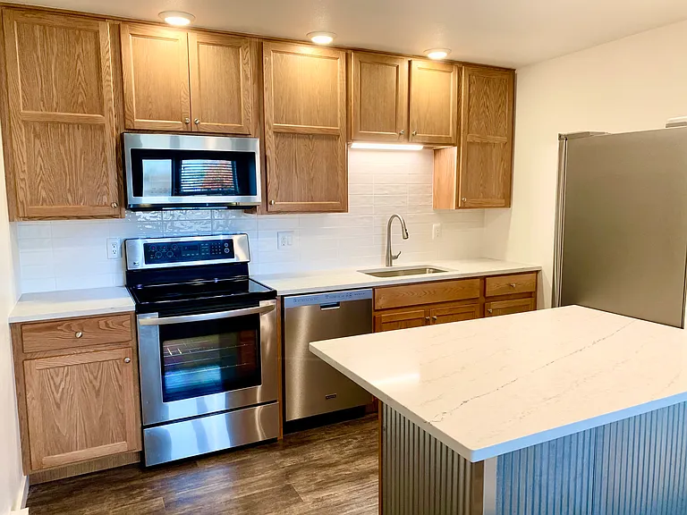 2020 W Plum St #12 — Photo 1