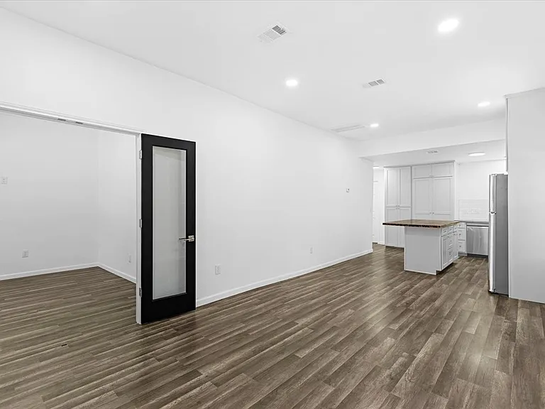 1215 E 12th St — Photo 11