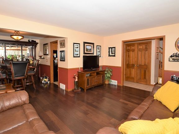 4th image of 3265 Elmwood Dr N