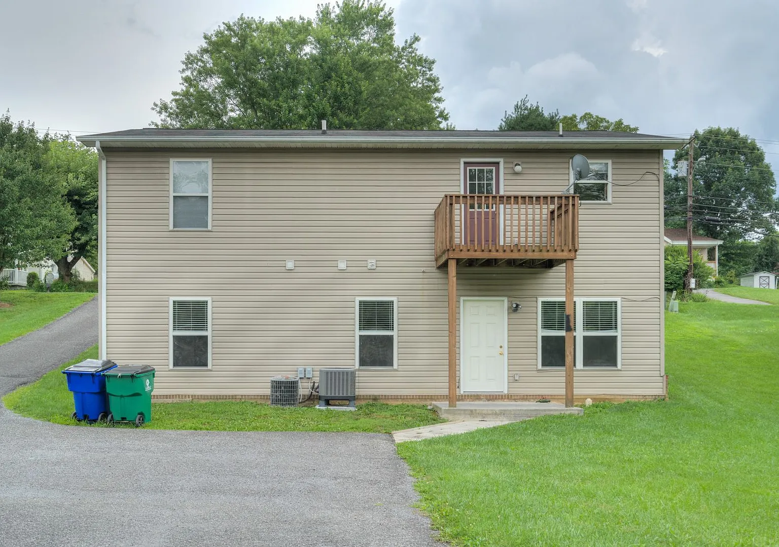 Renovated 3-Bedroom, 2-Bath Duplex on Giles Rd — Photo 2