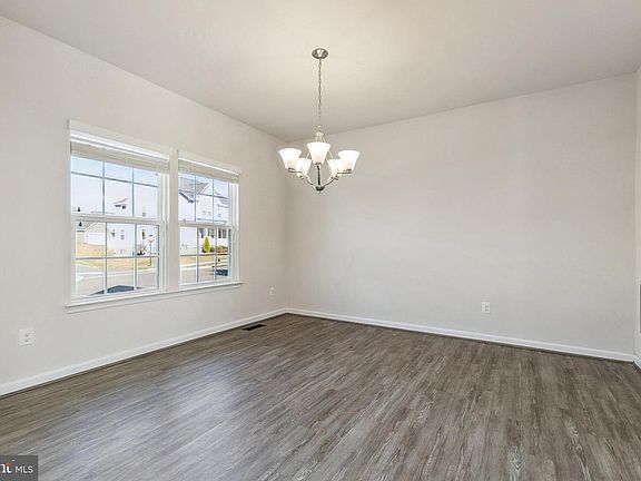 5th image of 4092 Clarke St