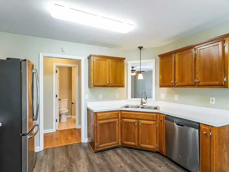 2817 Sutherland Dr — Photo 8