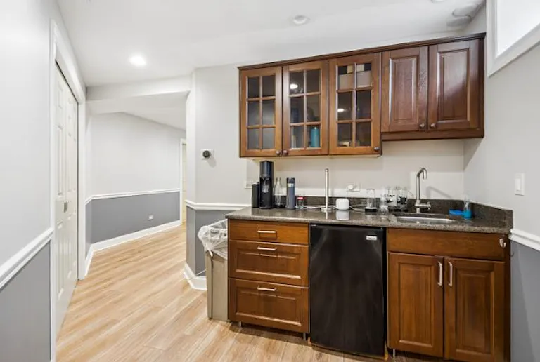 9 bed, 4500 sqft, $1,250 — Photo 4