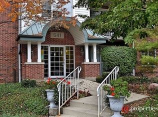 541 Hough St APT 104, Barrington, IL 60010