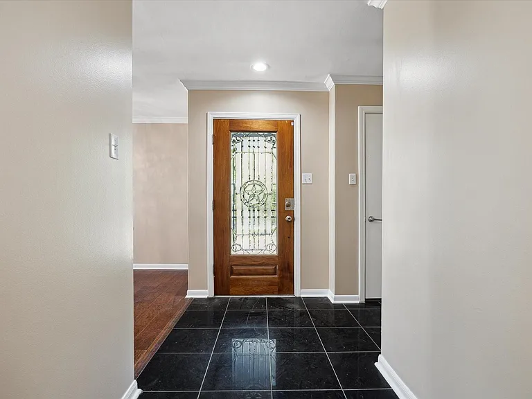 3302 Chris Dr — Photo 3