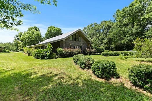 2nd image of 389 Whitworth Ln