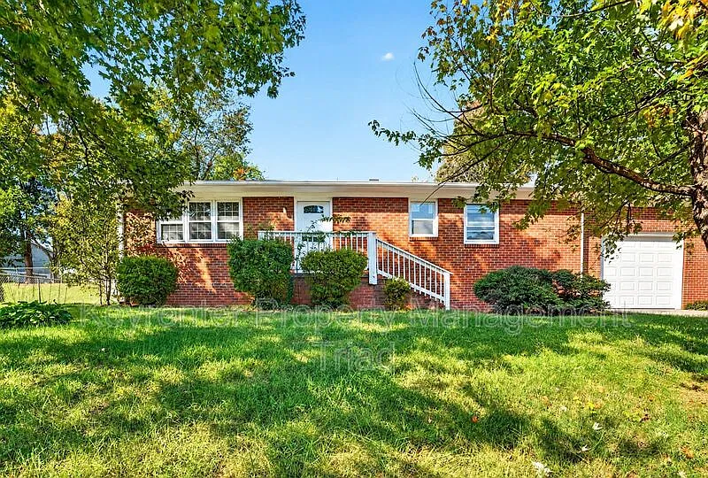 3 bed, 1.5 bath, 1200 sqft, $1,500 — Photo 1
