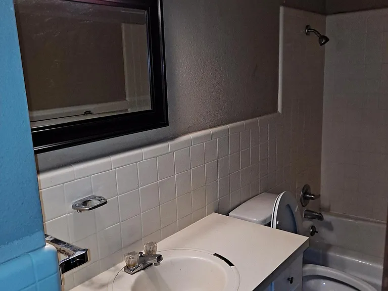 1420 N Elm St — Photo 3
