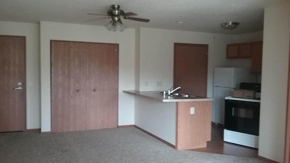 1st image of 1000 Linden Dr #10