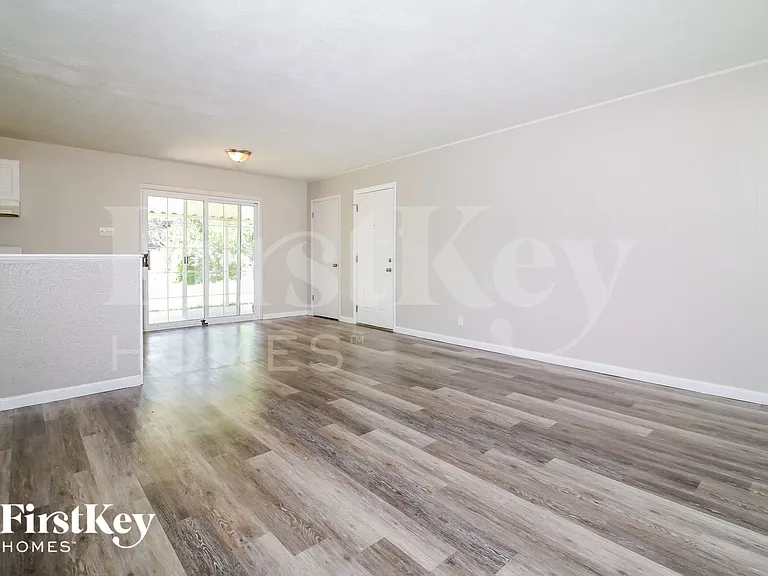 11091 Saxonhall Dr — Photo 4