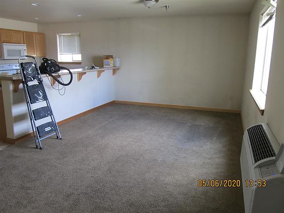 3rd image of 802 Knife River Dr