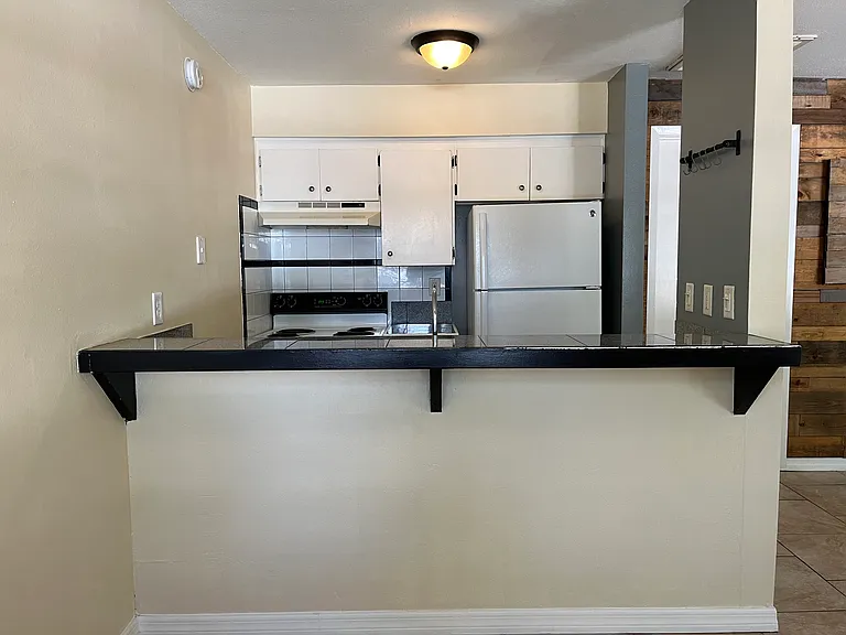715 Angelina Ln — Photo 3