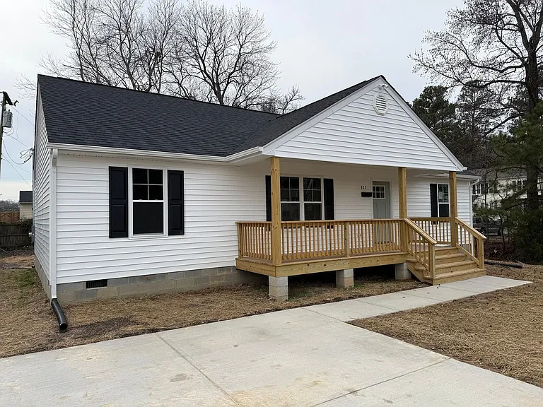325 Yorktown Dr — Photo 1