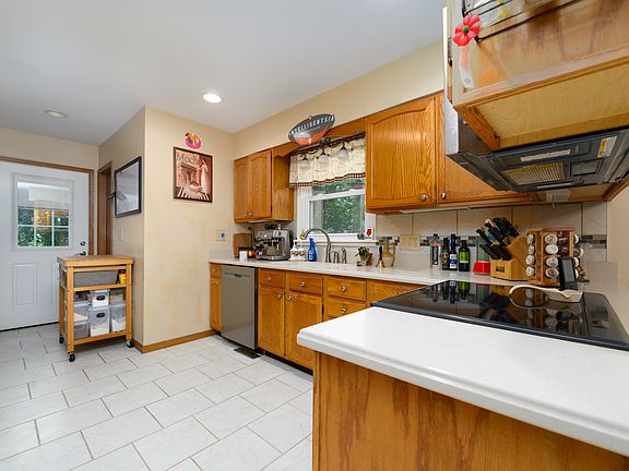 5th image of 107 Lincoln Ln