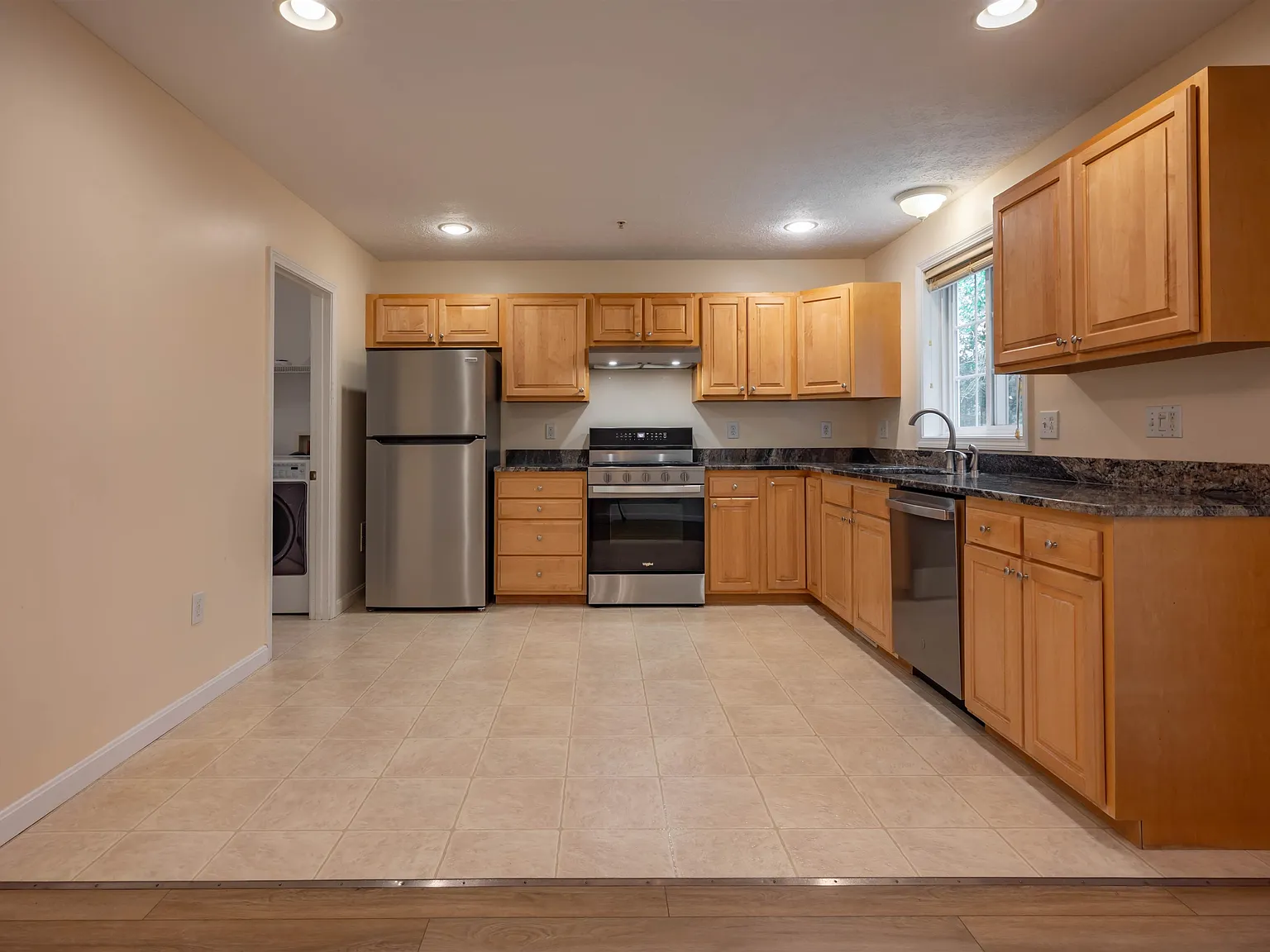 3 bed, 2.5 bath, 2418 sqft, $3,600 — Photo 4