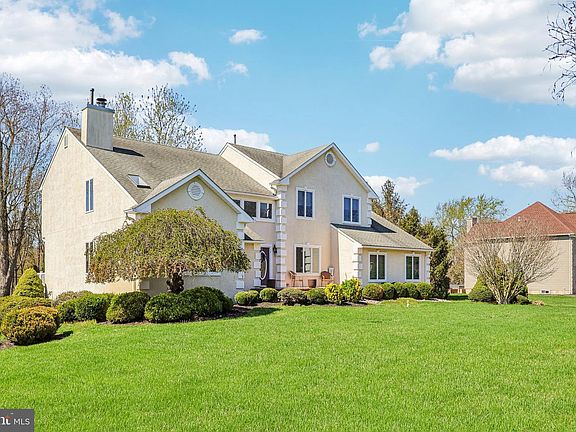 3rd image of 16 Dogwood Dr