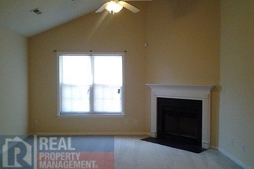 4th image of 303 Collinswood Ln