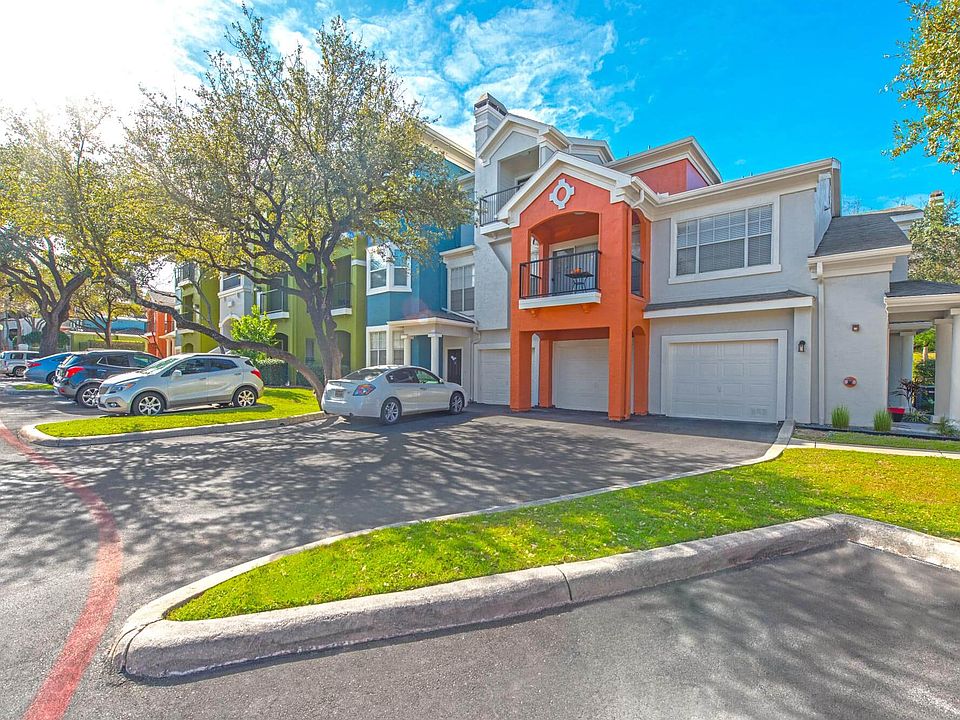 Stunningly beautiful buildings complete with optional garages are a standard here at Reserve at Canyon Creek.