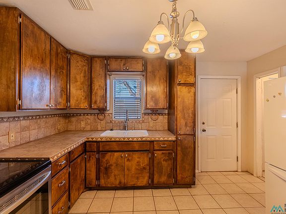 4th image of 112 E Plaza Dr