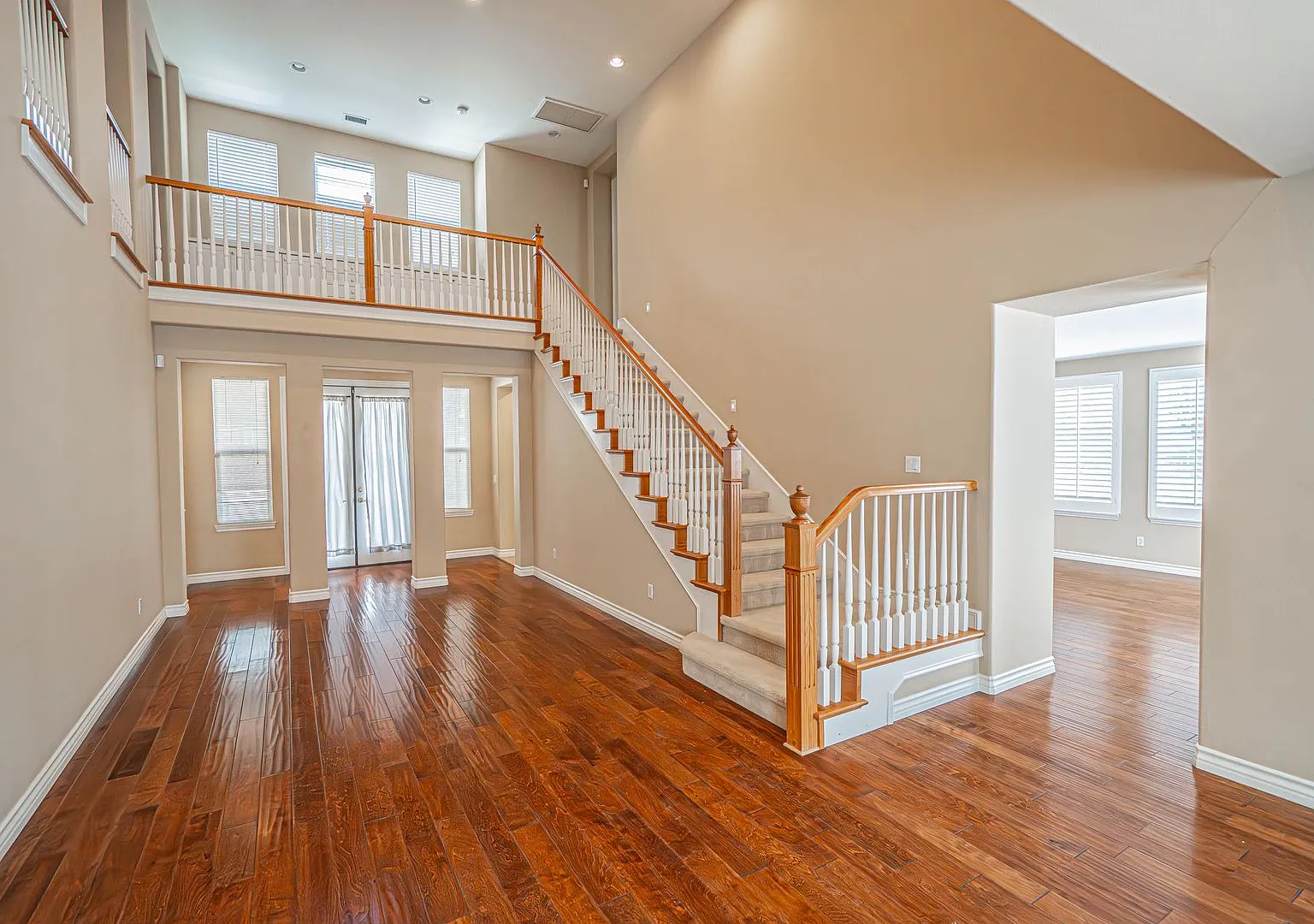 Coming Soon! Luxurious 5-Bedroom Home With Lake Views & Solar In Valencia's Bridgeport Community! — Photo 4
