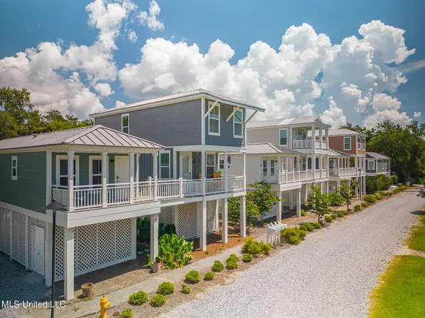 215 E 2nd St #28, Pass Christian, MS 39571