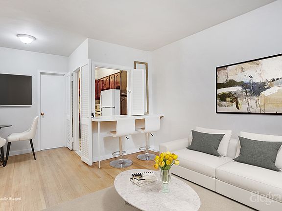 3rd image of 217 E 60th St APT 601