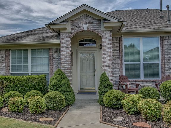 2nd image of 2816 Lochwood Dr