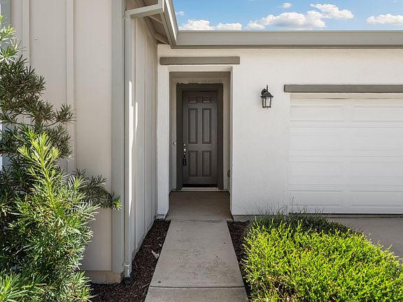 4th image of 749 Creekview Cir