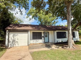 209 Laurel St, Lake Jackson, TX 77566