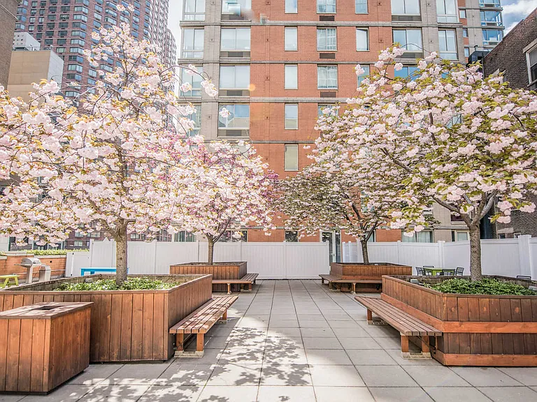 305 W 50th St #19C — Photo 27