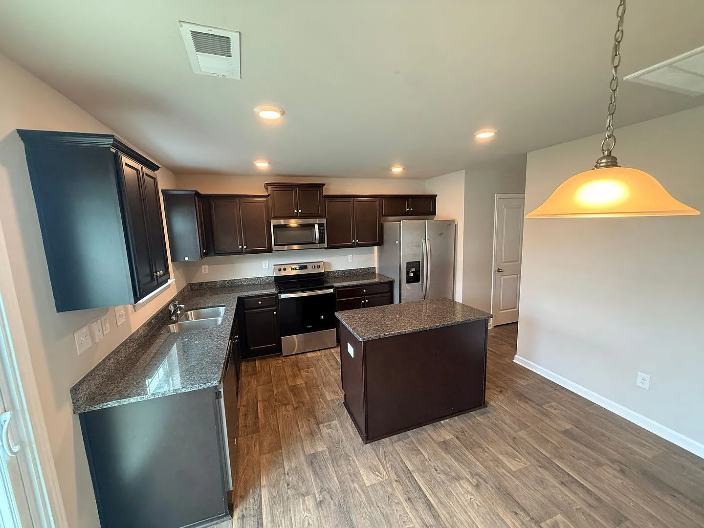 Beautiful Home minutes from the airport! — Photo 2