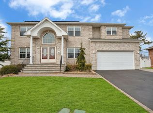 131 Seaman Rd, Jericho, NY 11753