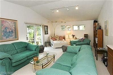 3rd image of 127 Briarhill Dr