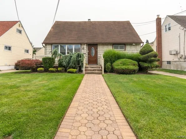 81 Montgomery Avenue, Oceanside, NY 11572
