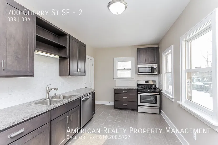 3 bed, 2025 sqft, $2,200 — Photo 2