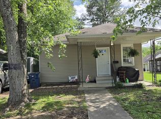 718 E Taylor St, Benton, IL 62812