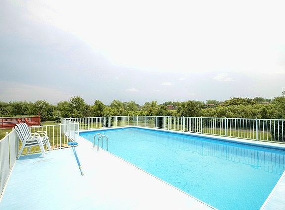 3rd image of 8131 Stonegate Dr